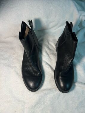 Trotters Women’s Black Leather Ankle Boots-Chelsea Style